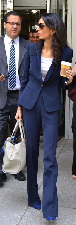 Rhonda's Creative Life: Monday Morning Inspiration/Pantsuits Are Back! Amal Clooney Style Work, Amal Clooney Street Style, Amal Alamuddin Style, Style A Blazer, Monday Morning Inspiration, Amal Alamuddin, Lawyer Outfit, Online Stylist, Shirt Pant