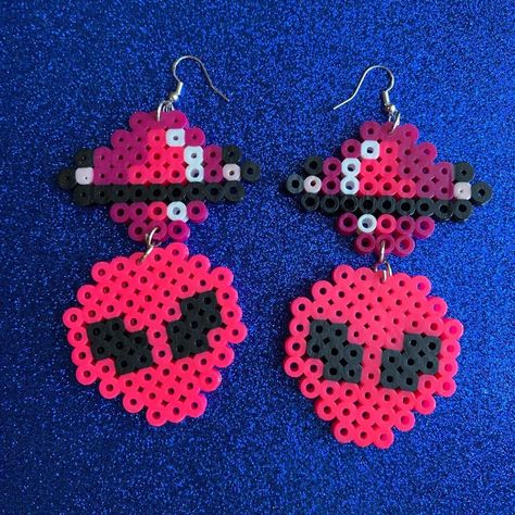 New Handmade Perler Bead Oversized Planet With Alien Head Earrings. These Are About 3.25 Inches In Height And 2 Inches In Width. Freddy Krueger Perler Beads, Iron Bead Patterns, Perler Bead Charms, Emo Perler Bead Patterns, 14x14 Perler Bead Patterns, Alien Perler Beads, Diy Things To Make And Sell, Scene Perler Beads, Monster High Perler Beads