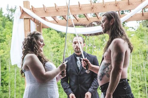 A DIY viking wedding with a sword exchange Norse Wedding Decor, Wedding With Swords, Viking Groom, Viking Weddings, Wedding Swords, Viking Bride, Viking Wedding Ideas, Fairytail Wedding, Bad Wedding