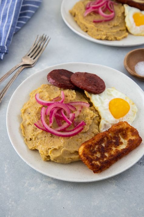 Mangu Recipe, Dominican Breakfast, Fried Salami, Boiled Plantains, Dominican Dish, Dominicano Recipes, Mashed Plantains, Plantain Recipes, Dominican Food