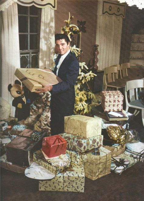 Christmas At Graceland, Elvis Presley Christmas, Young Elvis, Elvis Presley Photos, Never Grow Up, The Dining Room, Sleigh Ride, Graceland, Christmas Song