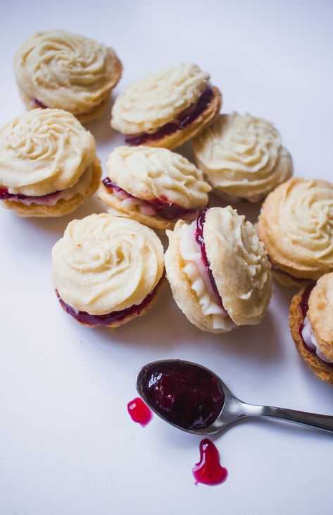 British Biscuit Recipes, Viennese Biscuits, Female Judge, Recipe Sandwich, The Great British Baking Show, Viennese Whirls, Great British Baking Show, British Baking Show, Mary Berry Recipe