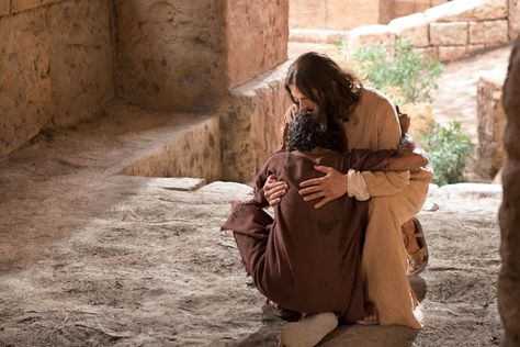 The blind man, now healed, hugging Christ in a gesture of gratitude. Lds Thoughts, Life Of Jesus Christ, Jesus Heals, Atonement, The Book Of Mormon, Jesus Christus, Book Of Mormon, Christian Songs, July 28