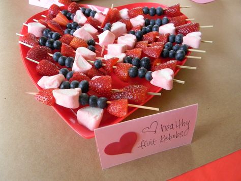 valentines day party for church | lizard & ladybug: Happy Valentine's Day!!! (our party) Valentine Fruit Ideas, Fruit Kabobs Kids, Fruit Kabob, Valentines Party Food, Valentines Class Party, Fruit Ideas, Valentines Snacks, Healthy Valentines, Appetizers For Kids