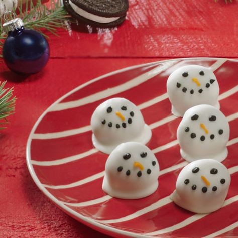 OREO Snowman Cookie Balls Recipe Oreo Snowman, Recipes Oreo, Cookie Balls Recipe, Oreo Cookie Balls, Cookie Balls, Snowman Cookie, Ball Recipes, Oreo Balls, Christmas Baking Recipes