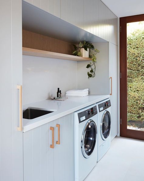 This spacious laundry area by @studiogorman is robust yet effortlessly stylish. The design echoes the tones of the kitchen area, ensuring a… White Laundry Room, Laundry Makeover, Dream Laundry Room, White Laundry, Laundry Room Layouts, Laundry Room Renovation, Laundry Design, Modern Laundry Rooms, Laundry Room Remodel