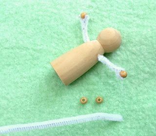 Bambole waldorf di stoffa - waldorf dolls : Tutorial make gnome from wooden peg and felt by MucAnne How To Make Arms For Peg Dolls, Waldorf Crafts, Wood Peg Dolls, Bendy Doll, Peg People, Clothespin Dolls, Clothes Pin Crafts, Felt Pattern, Pin Doll