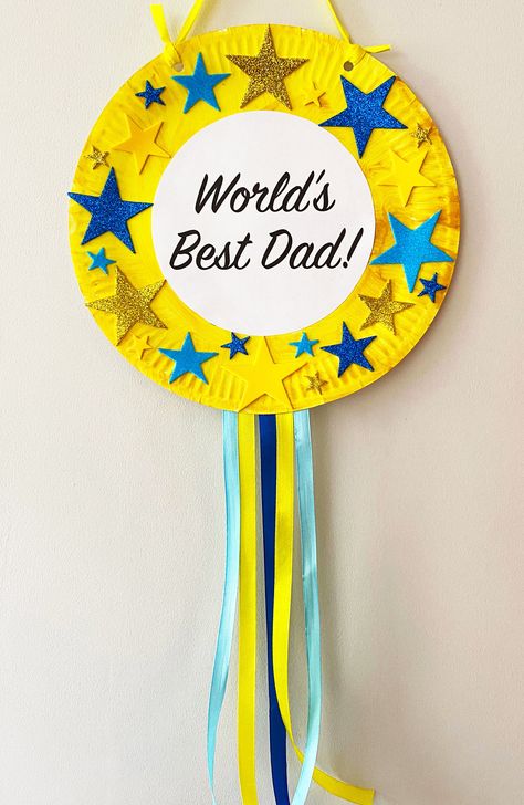 Father's Day medal craft, read how to make it here. Fathers Day Crafts Preschool, Diy Father's Day Cards, Baby Fathers Day Gift, Kids Fathers Day Crafts, Paper Flower Wall Art, Diy Father's Day Crafts, Dad Crafts, Easy Fathers Day Craft, Fathersday Crafts