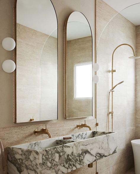 {FEATURE} What a beautiful bathroom design! I love the double marble countertops/sinks and tall mirrors! So beautiful! Design: @smout_property . . . Follow along @audreycrispinteriors for more interior design inspo! . . . . . . . . . . . . . #doingneutralright #modernfarmhouse #apartmenttherapy #theeverygirlathome #showemyourstyled #inmydomaine #cljsquad #smmakelifebeautiful #hometohave #simplystyleyourspace #currentdesignsituation #pocketofmyhome #howyouhome #makehomeyours #makehomematter... Marble Sink Bathroom, Travertine Bathroom, Glam Bathroom, Beautiful Bathroom Designs, Hotel Room Design, Bathroom Design Inspiration, Marble Sinks, Marble Vanity, Bathroom Renos