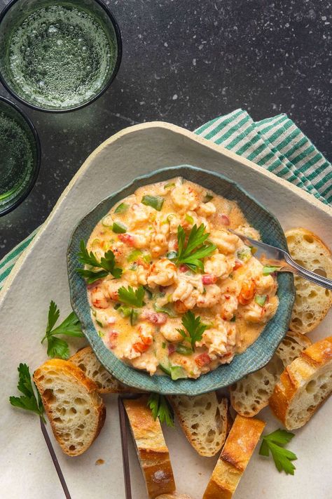 Hot Crawfish Dip Recipe, Crawfish Dip, Crawfish Boil Recipe, Crawfish Recipes, Seafood Dip, Mardi Gras Food, Boiled Food, Sliced Baguette, How To Cook Shrimp