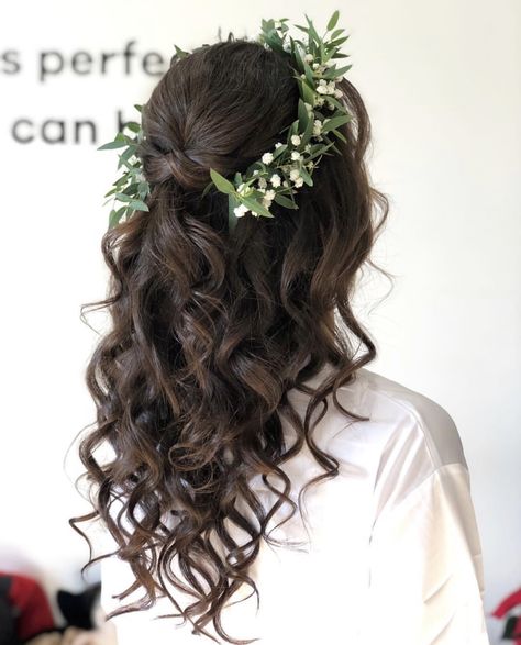 bride hair with greenery crown Bride Wreath Hair, Wedding Hairstyles With Greenery, Bridesmaid Hair With Flower Crown, Flower Crown Half Up Half Down, Flower Crown Hairstyle Half Up, Long Hair With Flower Crown, Bridal Hair With Flower Crown, Long Curly Wedding Hair, Greenery Crown