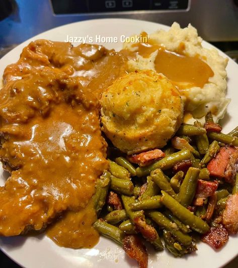 Fried Porkchop, Pork Chop Meals, Pork Chops And Gravy, Smothered Pork, Homemade Comfort Food, Smothered Pork Chops, Fried Pork Chops, Soul Food Dinner, Homecooked Meals