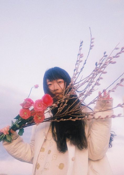 雨 ≈ 🍙🍡 on Twitter: "Ichiko Aoba's ethereal photos 🌿🌷✨ https://t.co/Jfk2CxSyYl" / Twitter Ethereal Photos, Ichiko Aoba, Afro Punk Fashion, I Love Lamp, Aesthetic Japan, Cinematic Photography, 인물 사진, My Favorite Music, Photography Inspo