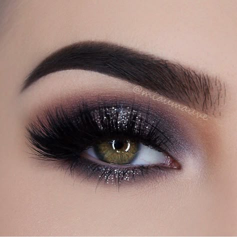 smokey Maquillaje Smokey Eyes, Make Up Gold, Make Up Designs, Party Eyes, Makijaż Smokey Eye, Gold Makeup, Makeup Eye Looks, Dark Makeup, Glitter Eyes