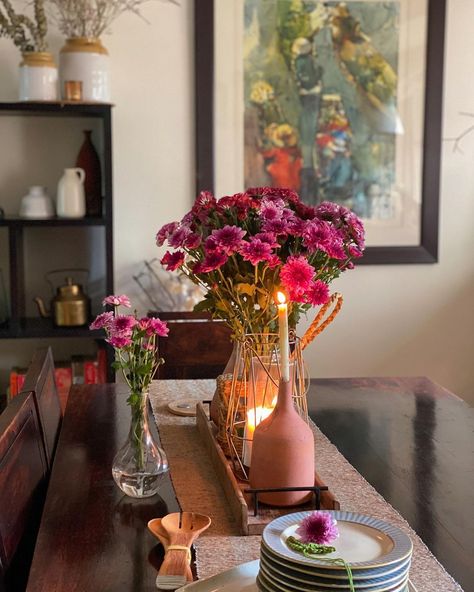 Knotical Treasures| Neetu Bawa on Instagram: “A little self care, some pampering from friends and family…feeling like myself again. 😊😊 . . . #knoticaltreasures #selfcare #tlc #myhome…” Aesthetic Dining Table Decor, Center Table Decor Ideas, Dining Table Decor Indian Home, Indian Dining Room Decor, Onam Decor, Indian Dining Table, College Interior, Mandir Decor, Coffee Table Vignettes