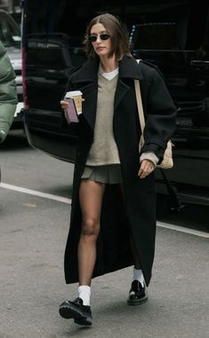 Outfits Hailey Bieber, Hailey Bieber Style, Loafers Outfit, Mode Zara, Autumn Fits, Outfit Ideas Spring, Winter Inspo, Work Fits, Penelope Cruz