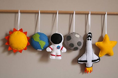 Space Adventure felt ornaments / NASA astronaut Space Shuttle Handprint Christmas Tree, Felt Ornaments Diy, Diy Felt Christmas Tree, Handmade Felt Ornament, Handprint Christmas, Flower Step By Step, Felt Animal Patterns, Space Toys, Needle Felted Christmas