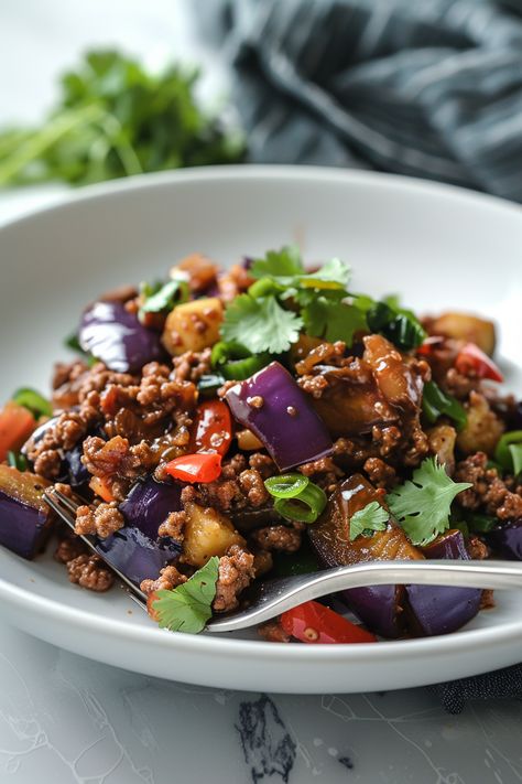 Chinese Eggplant With Ground Beef, Healthy Ground Beef Stir Fry, Breakfast With Beef, Lunch With Eggplant, Cashew Beef Stir Fry, Eggplant Ground Turkey Recipes, Healthy Meal Ideas With Ground Beef, Eggplant Minced Meat Recipes, Eggplant Protein Recipes