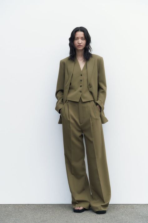 Zara Suits Women, Vest Suit Women's, Suit Vest Outfits, Green Blazer Outfit, Style Androgyne, Khakis Outfit, Ladies Trouser Suits, Zara Suits, Blazer Outfits For Women