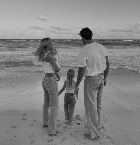 Future Mommy, Dream Family, Future Mom, Future Lifestyle, Family Beach, Mommy Life, Cute Family, Family Goals, Pregnancy Shoot