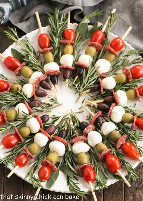 Antipasto Wreath, Easy Antipasto, Italian Snacks, Skewer Appetizers, Christmas Recipes Appetizers, Italian Christmas, Charcuterie Recipes, Easter Eggs Diy, Front Porch Christmas Decor Ideas