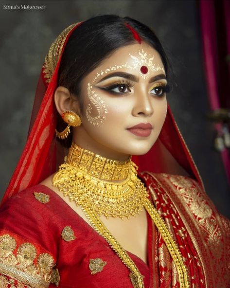 Photo shared by Bengali Weddings-SacredShaadi on August 28, 2020 tagging @miss_aarpita, and @angelsoma8. Image may contain: 1 person, closeup. Bengali Makeup, Haldi Look, Bengali Quotes, Indian Bride Makeup, Bengali Bridal Makeup, Bridal Jewellery Inspiration, Indian Wedding Gowns, Bridal Makeup Images, Diy Fashion Scarf