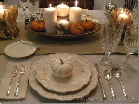 Vacker höst dukning. #porslin #pumpa #inspiration #höst duka Idea Box, Thanksgiving Signs, Pottery Barn Inspired, Tablescape Inspiration, Fall Table Settings, Thanksgiving Table Settings, Fall Tablescapes, Thanksgiving Tablescapes, Beautiful Table Settings