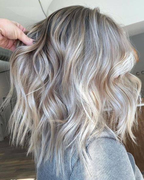 Cool-Tone Pearl Blonde Highlights Best Blonde Highlights, Blonde Highlights With Lowlights, Blonde Highlights Short Hair, Blonde Highlights Ideas, Icy Blonde Highlights, Ashy Blonde Hair, Cool Blonde Highlights, White Blonde Highlights, Short Hair Highlights