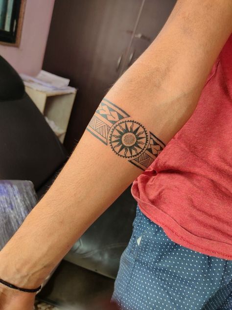 Samoan Tattoo Designs, Chinese Tattoo Designs, Arm Cuff Tattoo, Maori Tattoo Frau, Tattoo For Man, Ankle Band Tattoo, Bracelet Tattoo For Man, Tato Maori, Wrist Band Tattoo