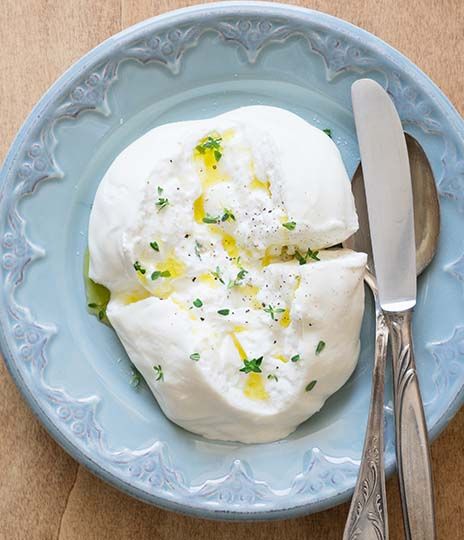 Burrata in Italian means buttered, which perfectly describes this variation of mozzarella, consisting of a mozzarella outer shell filled with a gooey creamy centre. This indulgent cheese can be filled with either a savoury or sweet filling. Burrata Recipe, Buffalo Mozzarella, Burrata Cheese, Cheese Curds, Italian Cheese, Artisan Cheese, Pizza Toppings, Best Dishes, How To Make Cheese