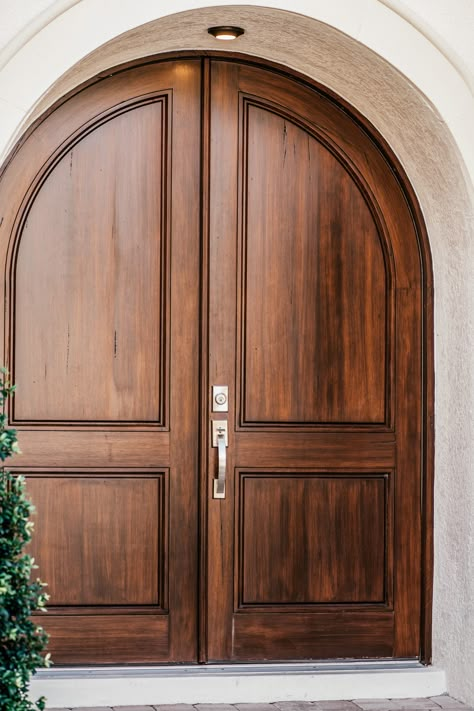 Arch Front Door Exterior Spanish, Arched Wood Door Entrance, Main Door Design Entrance Mediterranean, Oak Double Front Doors, Wood Arch Front Door, Big Wooden Front Door, Arch Double Door Front Entry, Wooden Arch Front Door, European Doors Entrance