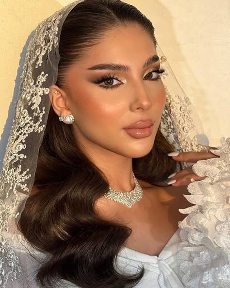 Arab Bride, Bride Hairstyles With Veil, Glam Bride Makeup, Arabian Wedding, Engagement Makeup, Bride Dress Simple, Wedding Dress Jewelry, Music Instagram, Celebrity Makeup Looks