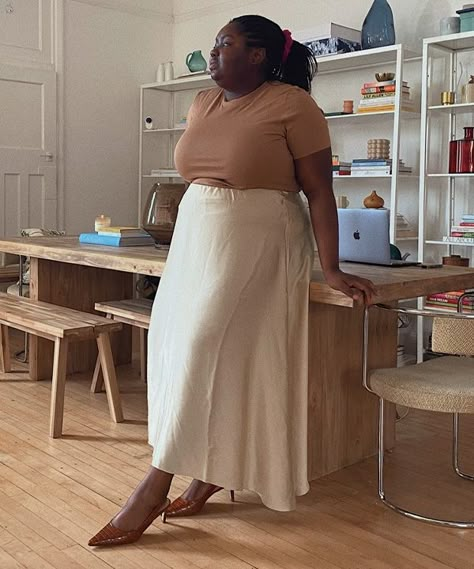 Skirt Combinations, Satin Long Skirt, Skirt Ootd, Plus Size Summer Fashion, Plus Size Summer Outfits, Silk Maxi Skirt, Look Plus Size, Style Inspiration Casual, Sweater Outfit