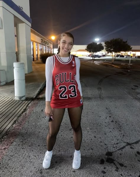 Basketball Inspired Outfits, March Madness Outfit Ideas, Basketball Jersey Dress Outfit, Lakers Dress Outfit, Basketball Outfit For Women Fashion, Jersey Outfit Basketball, 90s Jersey Outfit Black Women, Women Jersey Outfit Basketball, Oversized Basketball Jersey Outfit Women