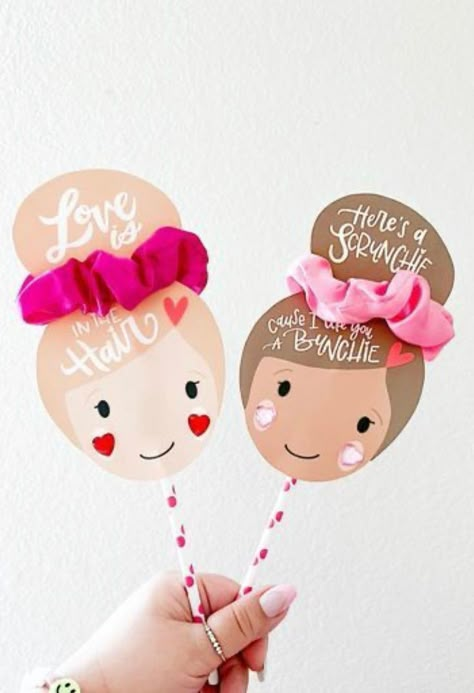 Party Packages Ideas, Sticker Diy Ideas, Scrunchie Gift Ideas, Scrunchie Valentine Printable, Packaging Ideas For Scrunchies, Scrunchie Packaging Ideas, Friends Valentines Party, Gift With Purchase Ideas, Useful Diy Gifts