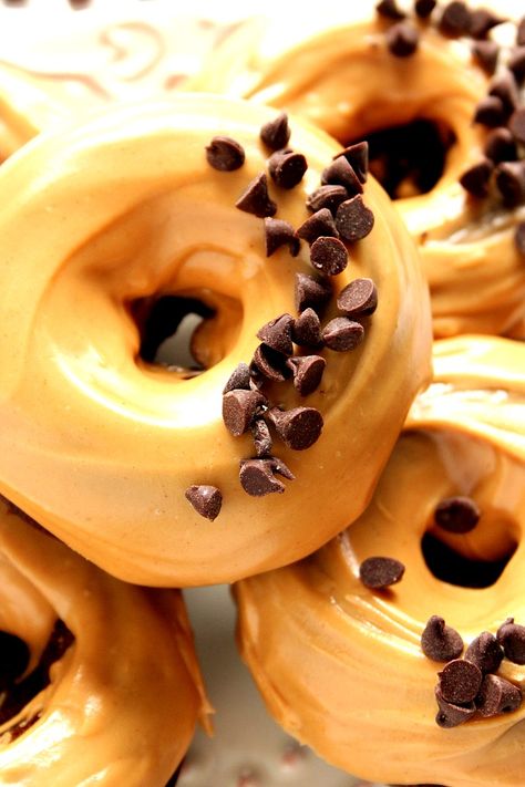 Peanut Butter Glazed Chocolate Donuts Recipe - my new quick chocolate peanut butter treat that is as much fun to make and eat. I could eat the glaze with a spoon! So good! Peanut Butter Glaze, Homemade Donuts Recipe, Butter Glaze, Donuts Recipe, Peanut Butter Desserts, Homemade Donuts, Glutenfree Dairyfree, Doughnut Recipe, Peanut Butter Lovers