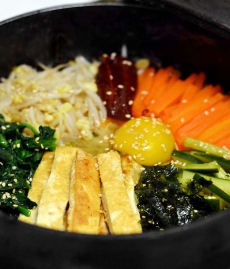 When I think of my favorite comfort foods, the vast majority of them are, shall we say, a bit wanting in the nutrition department Vegetarian Bim Bim Bap, Veggie Bibimbap, Vegetarian Bibimbap, Sizzling Rice, Flight Food, Dolsot Bibimbap, Korean Bibimbap, Leftover Vegetables, Bibimbap Recipe