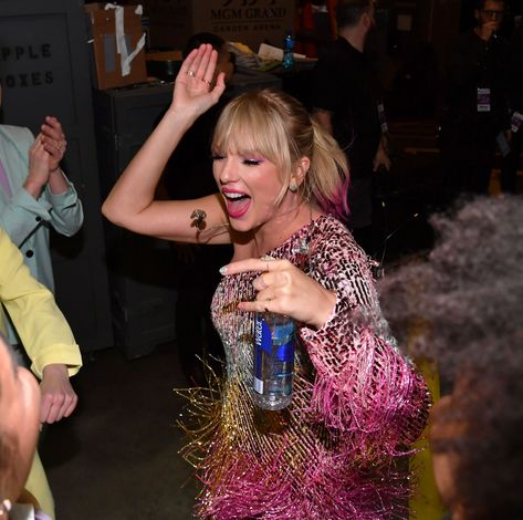 Taylor Swift Dancing, Photos Of Taylor Swift, Taylor Swift Web, Twitter Trending, Billboard Music, Taylor Swift Videos, Keith Urban, Billboard Music Awards, Taylor Swift Fan