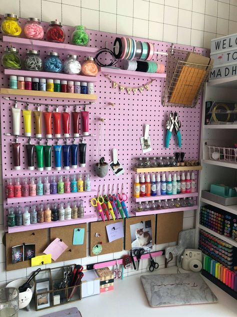 Home Craft Room, Craft Bedroom, Dream Art Room, Crafting Area, Office Craft Room Combo, Art Studio Decor, Pink Laundry Rooms, Craft Room Ideas, Sewing Room Storage