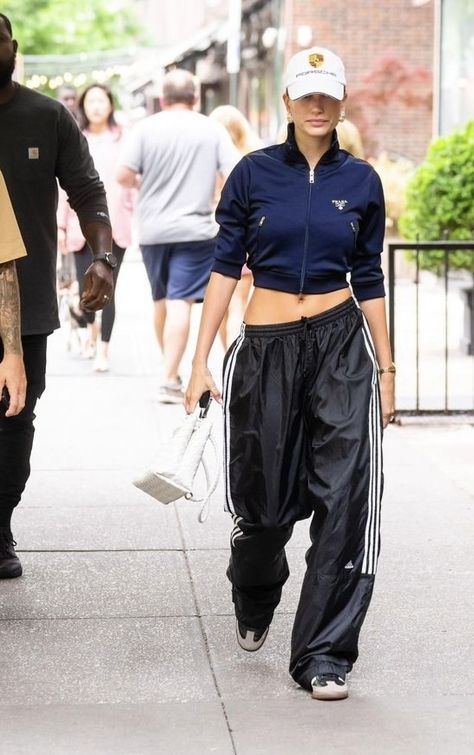 Athleisure Streetwear Parachute Pants, Hailey Bieber Sporty Style, Hailey Bieber Track Pants, Athleisure Hailey Bieber, Vintage Athleisure, Hailey Baldwin Sweatpants, Adidas Street Style, Sport Street Style, Tomboy Girls