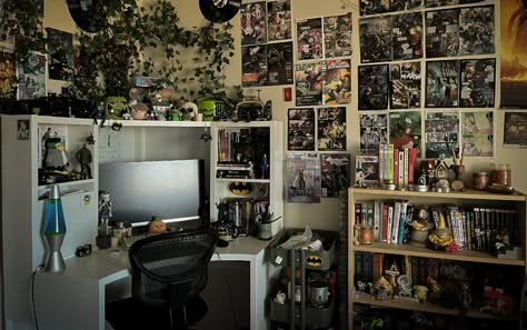 Scientist Bedroom Aesthetic, Nerd Bedroom Aesthetic, Bnha Dorm Room Ideas, Scientist Bedroom, Dark Anime Room Ideas Bedrooms, Anime Room Inspo Dark, Nerd Apartment, Nerd Bedroom, Goth Room Loft Bed