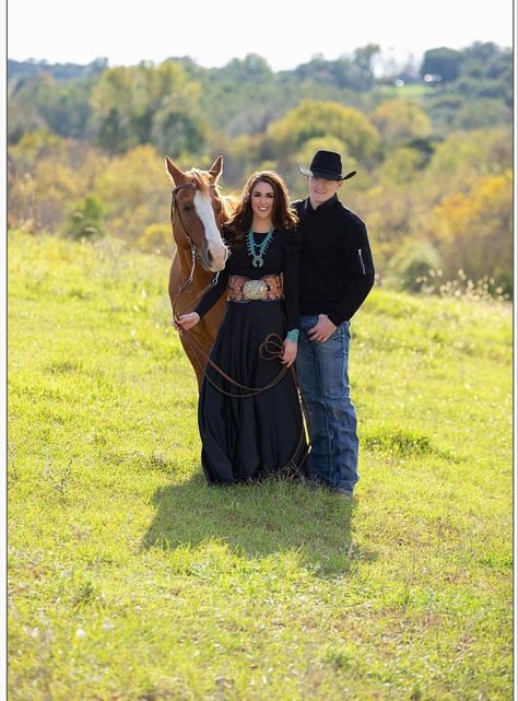 Visual Style in Photography Assignment #2 Family Ranch Pictures, Western Family Photoshoot Outfits, Western Theme Family Pictures, Family Cowboy Photoshoot, Family Photo Outfits Western, Horse Family Photoshoot, Western Family Pictures With Kids, Family Western Photoshoot, Family Country Photoshoot