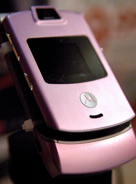 Smartphones Are Great, But Have You Ever Held A Pink Motorola RAZR? https://trib.al/GSQjIiE Razr Flip Phone, Motorola Flip, Old Cell Phones, Pink Slides, First Iphone, Motorola Razr, Retro Gadgets, Custom Cafe Racer, Feature Phone