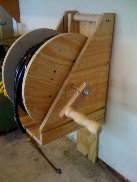 I want this for my outdoor hose! Air hose reel (cheap!) - by barecycles @ LumberJocks.com ~ woodworking community درابزين السلم, Spool Ideas, Spool Furniture, Air Hose Reel, Hose Reel, Wooden Spools, Diy Holz, Shop Organization, Shop Storage