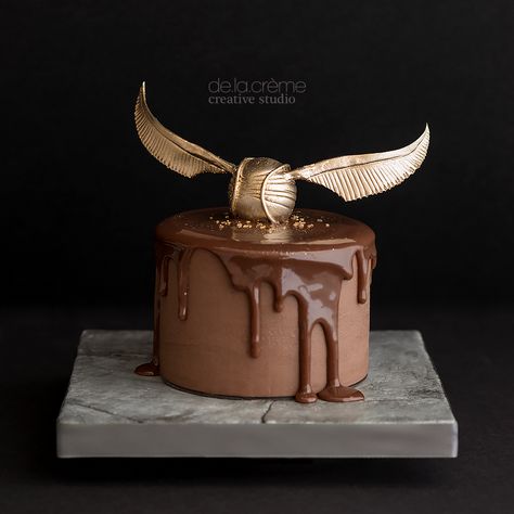 De la Creme Studio                                                                                                                                                                                 Más Tort Harry Potter, Harry Potter Desserts, Gateau Harry Potter, Harry Potter Birthday Cake, Harry Potter Bday, Harry Potter Theme Party, Harry Potter Food, Anniversaire Harry Potter, Harry Potter Birthday Party