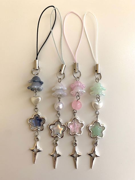 jellyfish phone charm, 14.5 inches (phone strap included) Phone Charm Making, Phone Charm Designs, How To Make A Phone Charm Strap, Crafts With Charms, Diy Necklace Charms, Phone Keychain Ideas, Phone Jewelry Accessories, Charms Aesthetic, Jellyfish Bracelet Diy