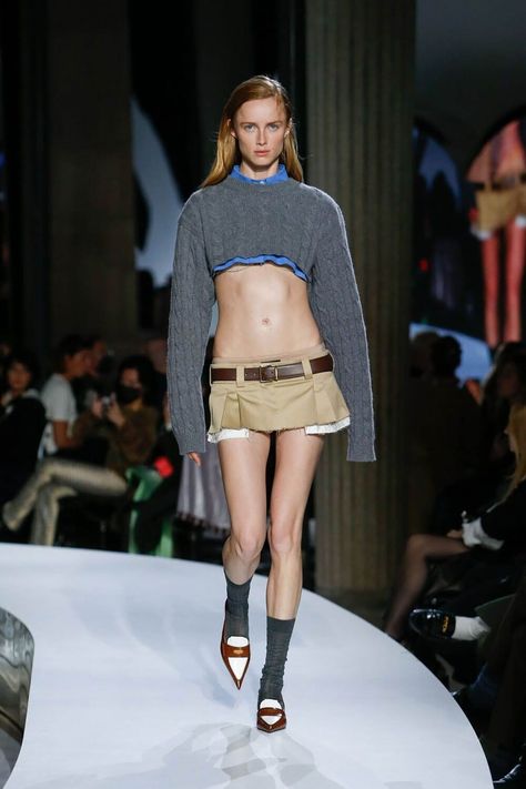 Ever since Miu Miu sent a dangerously low-rise skirt and ultra-cropped tube top down the SS22 runway, fashion hasn't been the same. Miumiu Runway, Miu Miu Set, Low Rise Skirt, Moda Paris, Skirt Trends, Miuccia Prada, Runway Trends, Cropped Tube Top, Christina Aguilera