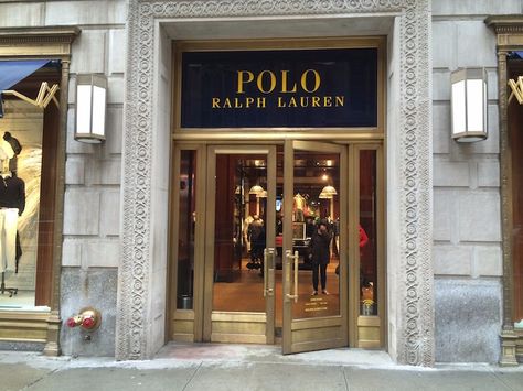 Ralph Lauren's Polo flagship is at 711 Fifth Ave., next to stores like Gucci and Armani. This strip of Fifth Avenue is one of the most exclusive shopping spots in the world. Polo Boots Men, Ralph Lauren Office, Interactive Mirror, Ralph Lauren Nyc, Polo Store, Ralph Lauren Store, Polo Boots, Japan Store, Fitting Room