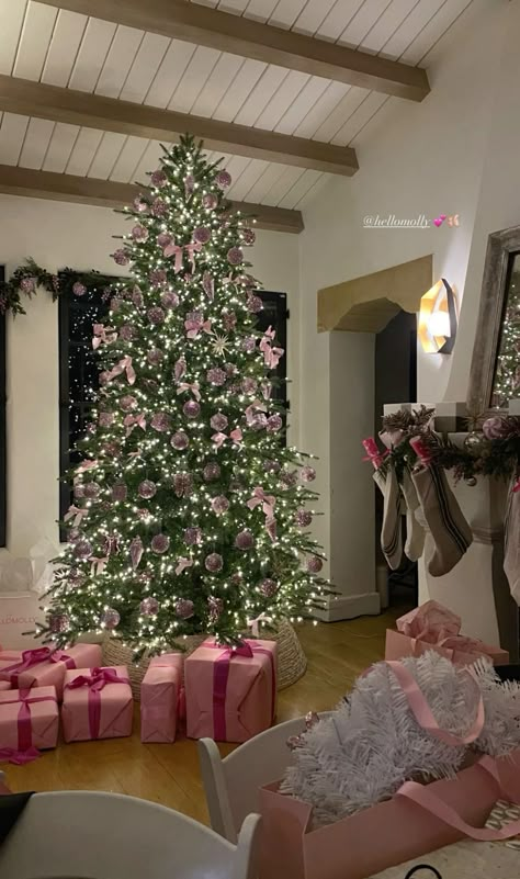 Xmas Playlist, Christmas Tree Inspo, Christmas Dreaming, Pink Xmas, Cosy Christmas, Christmas Themes Decorations, Christmas Tree Inspiration, Christmas Feeling, Pink Christmas Tree