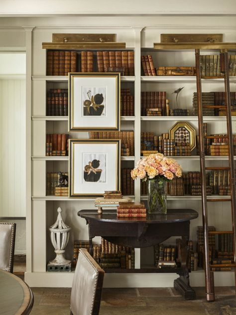 Styled Bookshelves, Home Library Design Ideas, Lots Of Books, Bookcase Styling, Home Library Design, Bookshelf Styling, Bookshelf Design, Home Libraries, Library Design